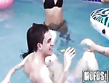 Orgía Sexual En Una Piscina