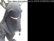 musulmane nue sous son niqab dehors