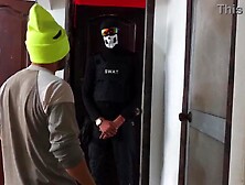 A Colombian woman has a very important client at the nightclub! That babe's having a very carnal affair with a Cuban chap. Her b