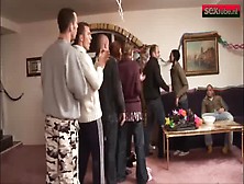 Slet(18+) krijgt voor haar 18e verjaardag een dubbele penetratie cadeau