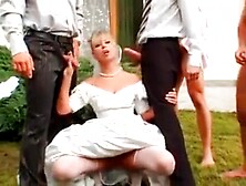 La mariee italienne baise avec des potes en robe blanche