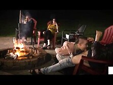 Lagerfeuer-Blowjob Mit Gerüchen Und Harfenmusik