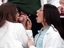 Selina chupa o pênis do professor e Brenna Mckenna se junta a eles