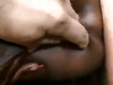 Nera con enormi tette massaggia e succhia cazzo bianco