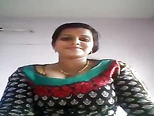 Amateur Desi Babe Shows Some Titty