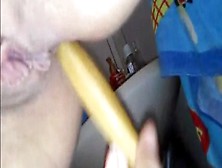 Novinha tirando a virgindade do cuzinho com a escova de cabelo