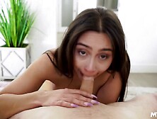 Lilly Hall engolindo um pênis e esticando-o com as mãos