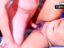 Uma mulher de legal anos desfruta de prazer sexual e recebe ejaculação.