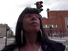 Marie-Claire, mature affamée donne des cours particuliers