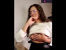 Chica delgada se masturba su rosada pussy en la oficina