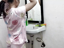 Step sister ready ho rhi thi bathroom me jakar pel diya