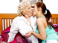 A la abuela ninfómana le encanta que un adolescente cachondo le coma el coño peludo