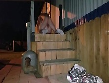 Une meuf exhib baise sur le perron de la maison