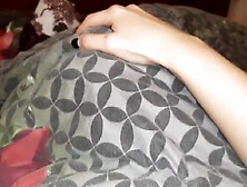 Лижет мою киску под одеялом,  потому что стесняется,  и это так вставляет - lesbo illusion