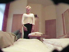 Die Sau ornaniert im Hotelzimmer!