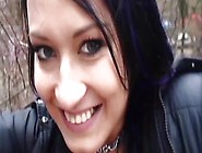 La brune en bas collants se fait baiser à l'extérieur en missionnaire POV