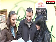 Uit haar sexy kontje en in het mondje van haar vriendin