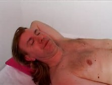 Langharig werkschuw tuig spuit condoompje vol op Hollandse huisvrouw