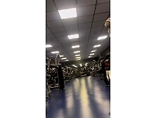 Gym pawg doing pull ups candid