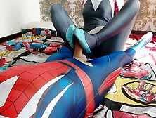 Gwen Stacy Gives Spiderman A Footjob