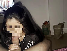 enteada está sozinha em casa assistindo tv, e a mamãe foi no mercado