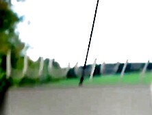 Deutsche Amateurin mit großem Arsch und großen Titten steckt in Autoproblem