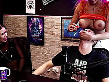 Gostosa fica de peito de fora pra servir um shot ao convidado - Dieni Gaúcha e Pedro Albuquerque