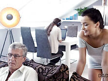 Velho de cabelo cinzento bate na cona apertada da adolescente Erica Black