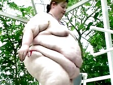 Hottie ssbbw gets on the pool