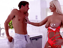 milf London River cavalgando antes de gozar nas mamas