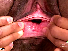 Olivia Green despe-se para se masturbar e atingir o orgasmo enquanto esfrega o clitóris