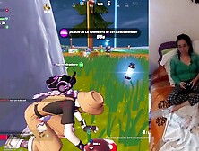 Estaba de rodillas cuando llego por atras