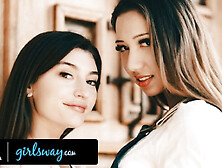 La Dueña Cachonda De Una Floristería Desea Con Todas Sus Fuerzas Meterle Los Dedos En El Coño A Su Enamorado.