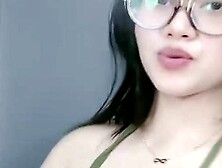 Bokep Indonesia Live Dara Super Tobrut Pamer Body Lingerie Hijau