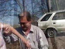 Blonde aandachtshoer laat zich onder pissen en neuken