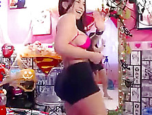 Kloe Moviendo Su Hermoso Cuerpo