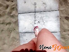 Moglie in dress al mare con il cazzo del bagnino più gustoso del marito cornuto sotto l'ombrellone