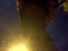 Фембой гуляет голий на улисе с дилдом в попе