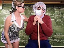 Profesora nueva se folla a Profesor anciano para subir de rango en el salón de clases