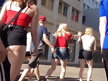 gostosa enterrou o shortinho e deixou o rabo todo de fora