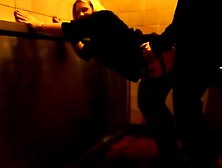 Fick mit Sau ueber dem Pissoir zieht immer mehr Typen an!