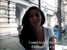 Voetbalsletje neukt een onbekende in het glazen huis