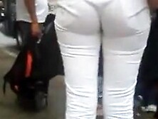 Calca branca enterrada na bunda (safada no ponto de onibus)