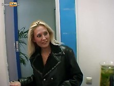 Pornobob bestelt een escort en laat het lekkere sletje spuitend klaarkomen