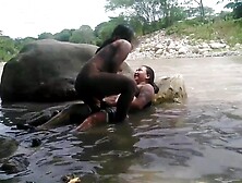 nos fuimos pal rio mi hermanastra y yo y nos grabamos teniendo sexo