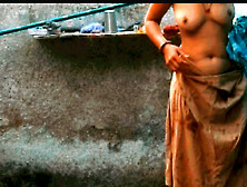 The elder sister-in-law's stepsister is bathing naked in the open courtyard of the house,  the elder sister-in-law's st