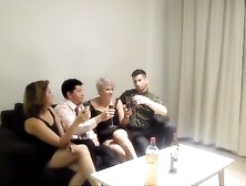 Orgia com minha irm&atilde  e dois estranhos que encontramos em um bar