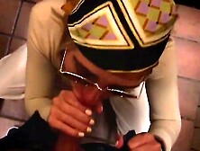 Pompino nel bagno del ristorante con sborrata sul viso