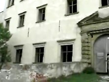 Oma Leona wird im Garten gefickt