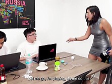 Madura cabalga una gran polla con su enorme culo redondo! Madrastra mother I'd like to fuck es follada y recibe la leche en su b